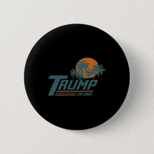 Grappig Trump Shirt Golf van Amerika EST 2025 ( 2 Ronde Button 5,7 Cm