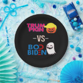 Grappig Trumpkin vs Boo Biden Halloween Design Cla Papieren Bordje (Feest)
