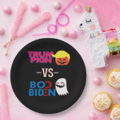 Grappig Trumpkin vs Boo Biden Halloween Design Cla Papieren Bordje (Feest)