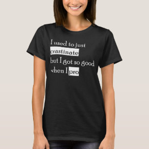 Grappig uitstel gedrukt op achterkant gebruikt om t-shirt