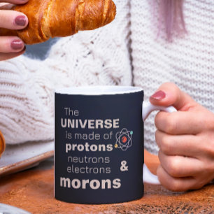 Grappig universum protonen neutronen elektronen de koffiemok
