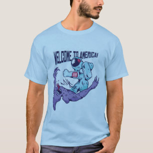 Grappig Usa Space Force Astronaut Punting an Alien T-shirt