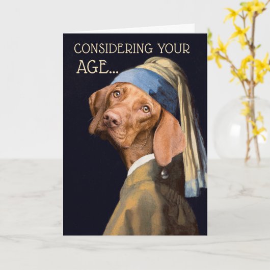 Grappig Verjaardag Hondenmeisje met een Pearl Earr Kaart (Gele Bloem)