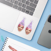 Grappig verjaardagsgezicht met feesthoed & aangepa sticker (Laptop met iPhone)