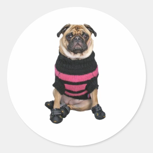 Grappig verkleed pug hond met trui en laarzen ronde sticker (Voorkant)