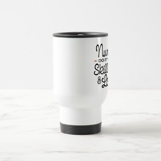 Grappig verpleegsters doen het met vaardigheden en reisbeker (Center)