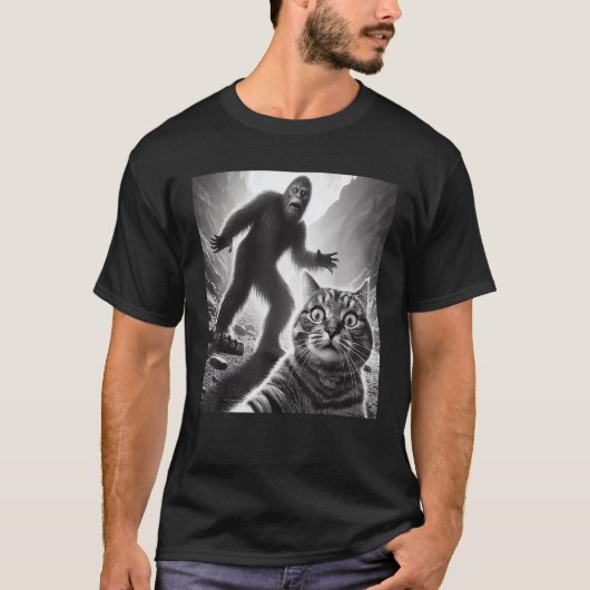 Grappig Verrast Bang Kat Selfie Met Sasquatch B T-shirt (Voorkant)