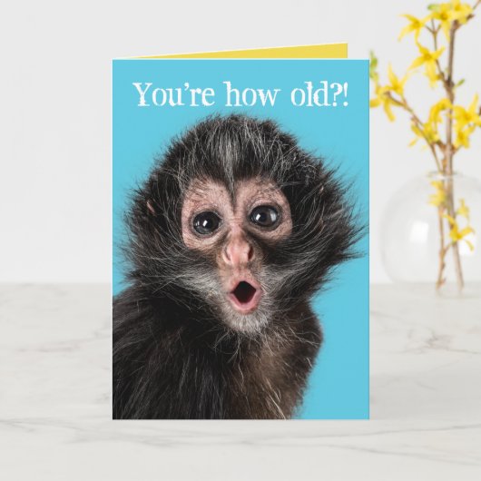 Grappig verraste aap twee uitingen van de vorige d kaart (Gele Bloem)