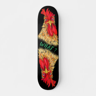 Grappig verraste nieuwsgierige Rooster. Persoonlijk Skateboard