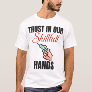 Grappig vertrouwen in onze bekwame handen flebotom t-shirt