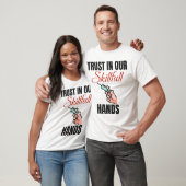 Grappig vertrouwen in onze bekwame handen flebotom t-shirt (Unisex)