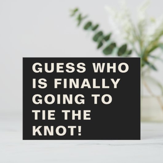 Grappig vet modern zwart wit typografie bruiloft save the date (Staand voorkant)