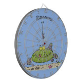 Grappig vethongerige groene visvisserij-cartoon dartbord (Voorkant Links)
