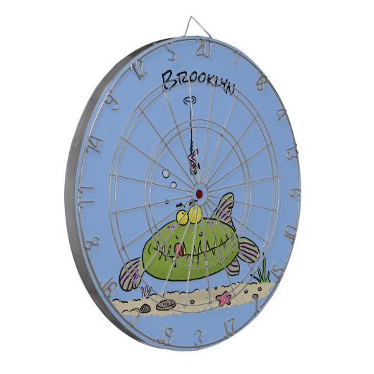 Grappig vethongerige groene visvisserij-cartoon dartbord (Voorkant Links)