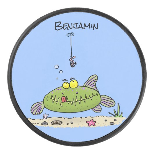 Grappig vethongerige groene visvisserij-cartoon hockey puck (Voorkant)
