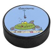 Grappig vethongerige groene visvisserij-cartoon hockey puck (3/4)