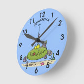 Grappig vethongerige groene visvisserij-cartoon ronde klok (Hoek)