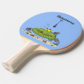 Grappig vethongerige groene visvisserij-cartoon tafeltennisbatje (Voorkant Gekanteld)