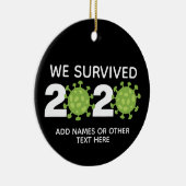 Grappig Virus - We overleefden 2020 met één foto Keramisch Ornament (Rechts)