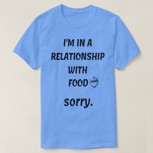 Grappig voedingscitaat (Im in een relatie met voed T-shirt (Design voorkant)