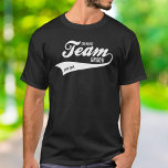 Grappig vrijgezellenteam bruidegom Drink sportlogo T-shirt<br><div class="desc">Grappig t-shirt voor het Drink Team/maatjes van de bruidegom. Een cool ontwerp met een retro sport zoals "Team" logo met een swoosh staart. Personaliseer door aangepaste tekst toe te voegen - datum, locatie, enz. of verwijder een van de tekst. Perfect voor een vrijgezellenfeest of groomsmen. Bekijk onze coördinerende producten door...</div>