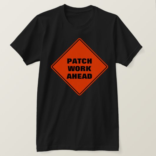 Grappig waarschuwings wegteken oranje patch werk v t-shirt (Design voorkant)