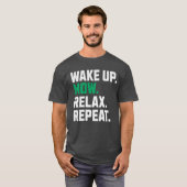 Grappig Wakker worden Nu Ontspan Herhaal Grasmaaie T-shirt (Voorkant volledig)