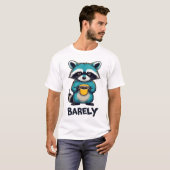 Grappig Wasbeer Coffee Typography T-Shirt - Naauwe (Voorkant volledig)