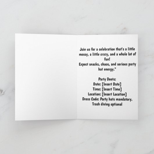 Grappig Wasbeer Prullenbak Verjaardag Ontwerp (Binnen)