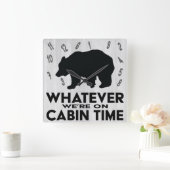 Grappig wat Beer Rustic Wood Cabin Time Vierkante Klok (Huis)