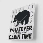 Grappig wat Beer Rustic Wood Cabin Time Vierkante Klok (Hoek)
