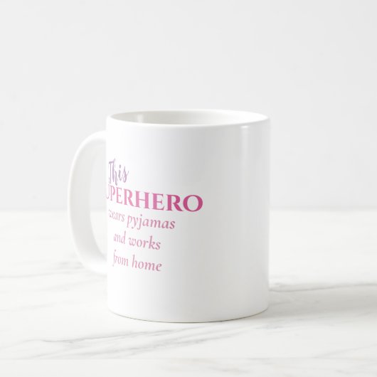 Grappig werken vanuit Home Superhero draagt pyjama Koffiemok (Voorkant links)