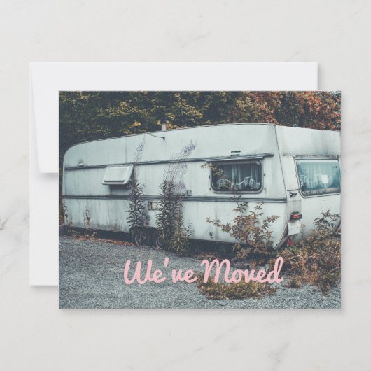 Grappig Wij Zijn Verhuisd Oude Witte Caravan Thuis Aankondiging (Voorkant)