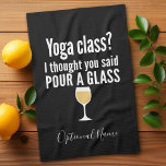 Grappig wijncitaat - Yoga-klasse? Een glas vormen Theedoek<br><div class="desc">Yoga Class - Ik dacht dat je zei giet een glas - Een beetje drink humor die je kunt doorgeven aan je wijnliefhebbende vriendinnen. Laat ze lachen met een grappig cadeau of een witte olifant. Ik probeerde te rennen,  maar ik bleef mijn wijn morsen.</div>