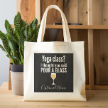 Grappig wijncitaat - Yoga-klasse? Een glas vormen Tote Bag<br><div class="desc">Yoga Class - Ik dacht dat je zei giet een glas - Een beetje drink humor die je kunt doorgeven aan je wijnliefhebbende vriendinnen. Laat ze lachen met een grappig cadeau of een witte olifant. Ik probeerde te rennen,  maar ik bleef mijn wijn morsen.</div>