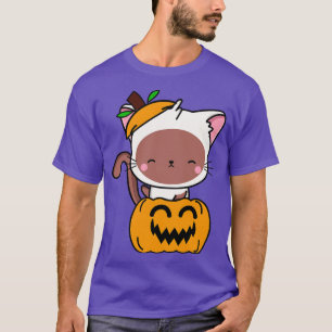 Grappig wit kat zit in een pompoen t-shirt