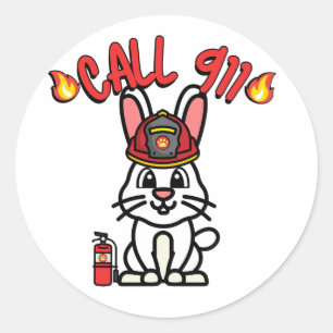Grappig wit konijn is een brandweerman ronde sticker