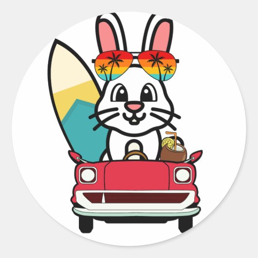 Grappig wit konijn rijdt naar het strand ronde sticker (Voorkant)