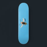 Grappig woedende wesp cartoon illustratie persoonlijk skateboard<br><div class="desc">Haal een buzz uit dit ontwerp met een boze hoorntje getekend in een leuke cartoon stijl.</div>