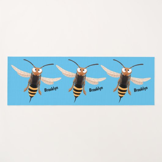 Grappig woedende wesp cartoon illustratie yogamat (Voorkant (horizontaal))