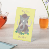 Grappig wollig mammoth cartoon illustratie reclamebord met voetstuk (Insitu)