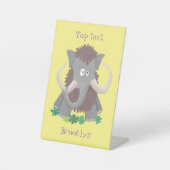 Grappig wollig mammoth cartoon illustratie reclamebord met voetstuk (Voorkant)