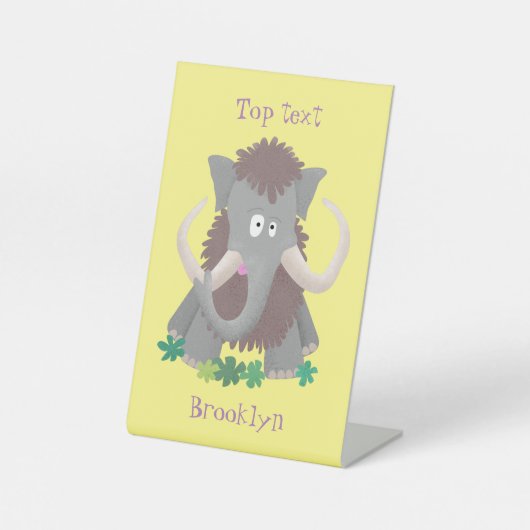 Grappig wollig mammoth cartoon illustratie reclamebord met voetstuk (Voorkant)