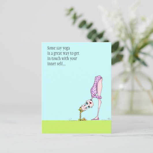 Grappig yoga humor stelt briefkaart voor - moet te (Staand voorkant)