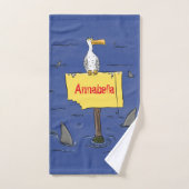 Grappig zee vogel omringd door cartoon van haaien bad handdoek (Handdoek)