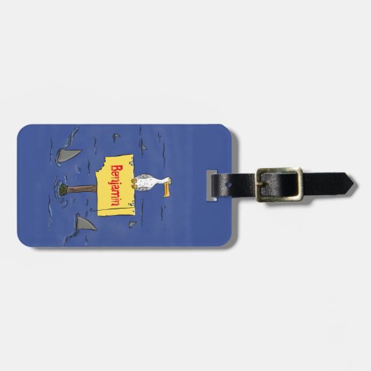 Grappig zee vogel omringd door cartoon van haaien bagagelabel (Voorkant horizontaal)