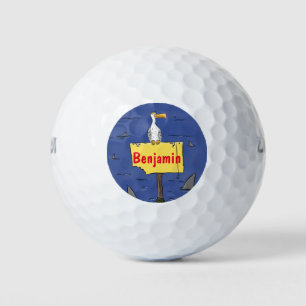 Grappig zee vogel omringd door cartoon van haaien golfballen