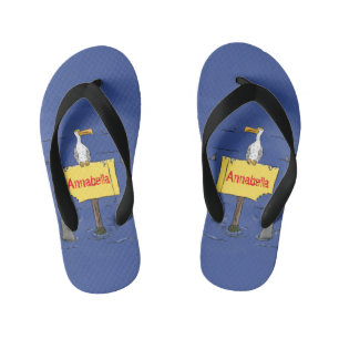 Grappig zee vogel omringd door cartoon van haaien kinder teenslippers