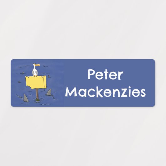 Grappig zee vogel omringd door cartoon van haaien labels (Design 1)