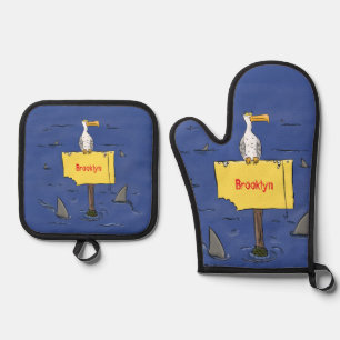 Grappig zee vogel omringd door cartoon van haaien ovenwant & pannenlap set